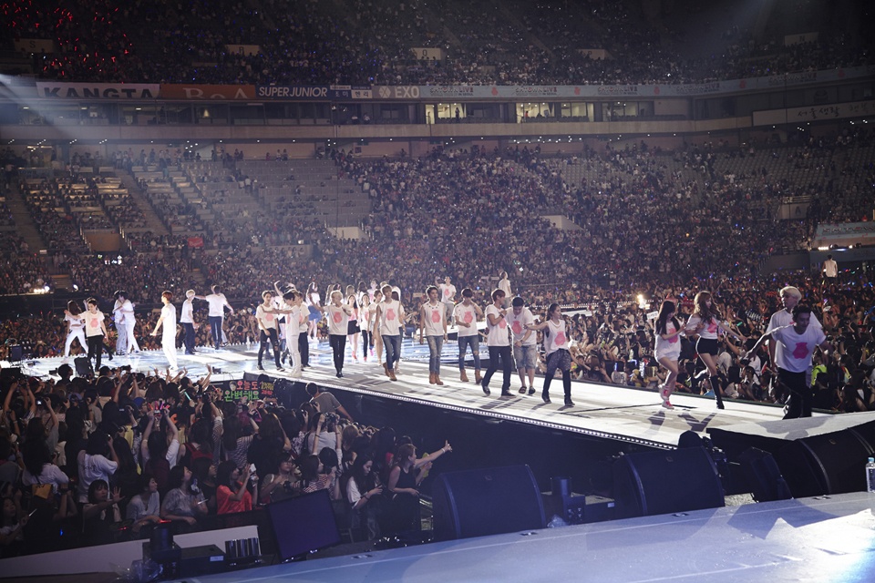 Tháng 8 là thời điểm “nóng hầm hập” với fan Kpop nói chung và người hâm mộ tại Hàn Quốc. Hàng loạt các siêu concert từ công ty SM, YG, JYP, BEAST, JYJ... không hẹn mà cùng đổ bộ. Trong số đó, SMTOWN World Tour IV vừa khai mạc tại Seoul ngày 15/8 luôn là tâm điểm chú ý của phần lớn tín đồ Kpop. 