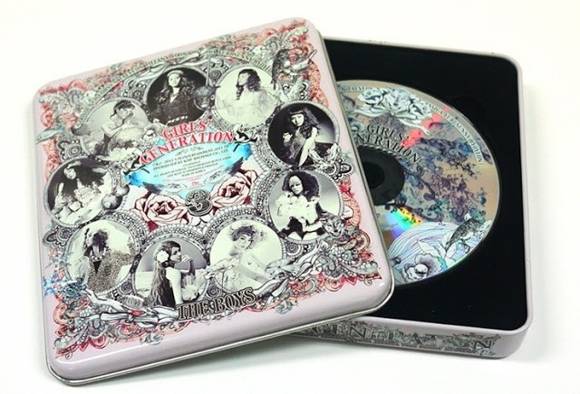 Dù không có thiết kế quá lạ lẫm, nhưng The Boys của SNSD cũng nhận được vô số lời khen. SNSD chọn chất liệu thiếc màu hồng nhạt làm hộp đựng. Trên vỏ hộp và mặt đĩa CD in hình và họa tiết tinh tế, thể hiện hình tượng công chúa mà 9 cô gái nhà SM lựa chọn cho album tiếng Hàn thứ 3. Ảnh: wordpress