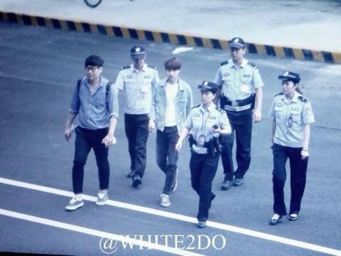 An ninh sân bay Trung Quốc đi kè kè bên D.O.