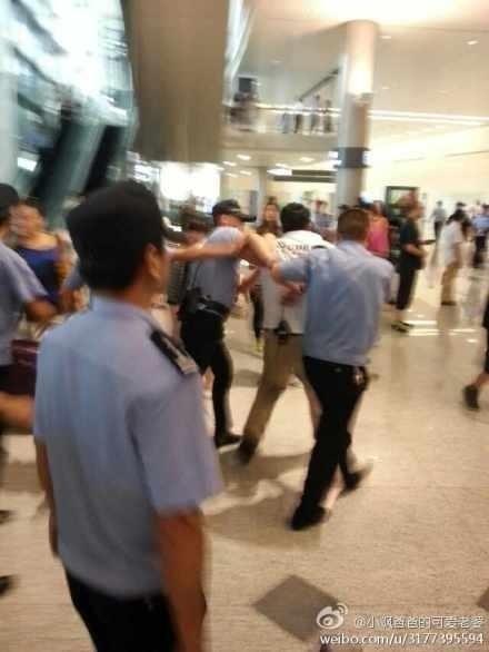 Ảnh chụp vệ sĩ của EXO bị khống chế.