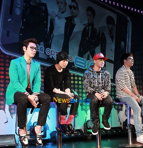 Những nụ cười gượng gạo trên gương mặt GD, T.O.P, Taeyang và Seungri trong mini concert của