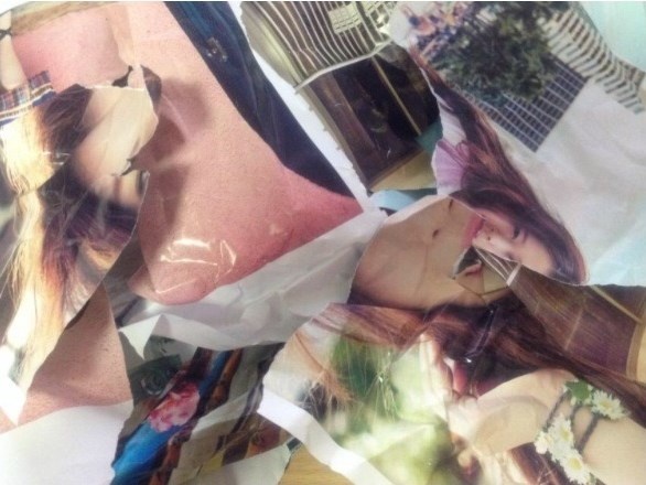 Người này còn dùng dao kéo rạch, cắt nát ảnh của Sulli.