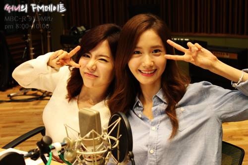 Yoona và Sunny trong chương trình radio. Ảnh: MBC