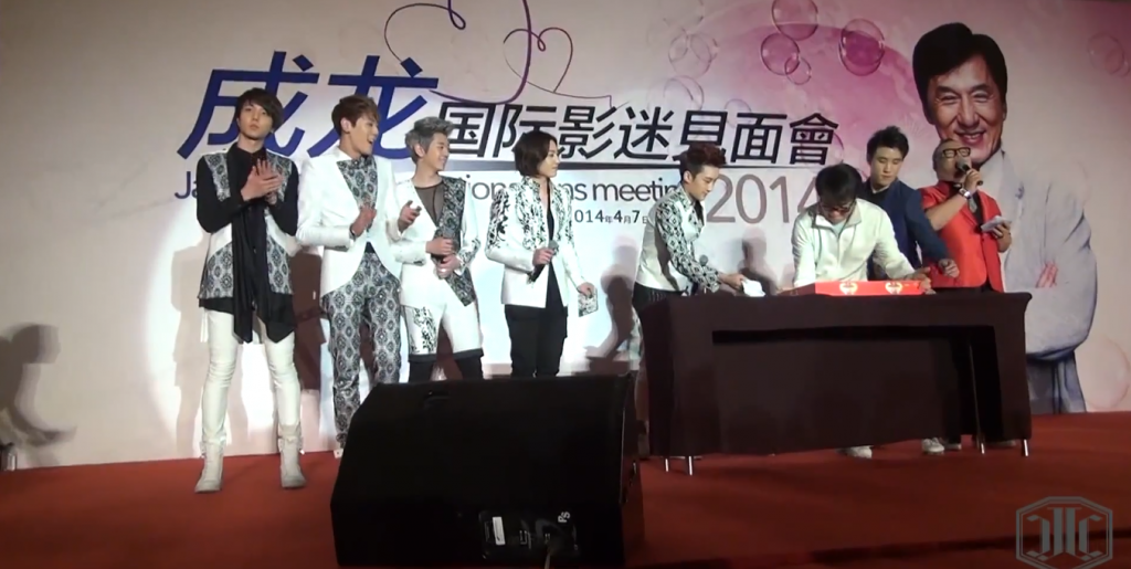 JJCC bên cạnh Thành Long trong buổi fannmeeting mừng sinh nhật lần thứ 60 của ông.