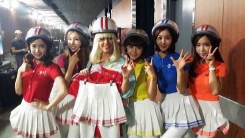 Crayon Pop hát mở đầu cho tour diễn của Lady Gaga.