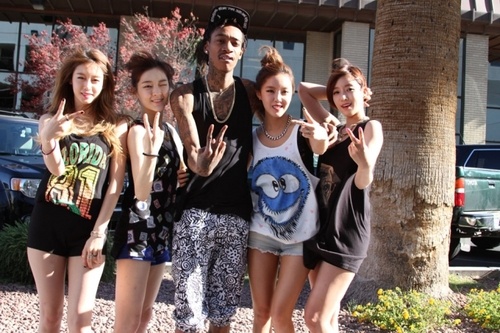 T-ara N4 bên rapper Wiz Khalifa. 