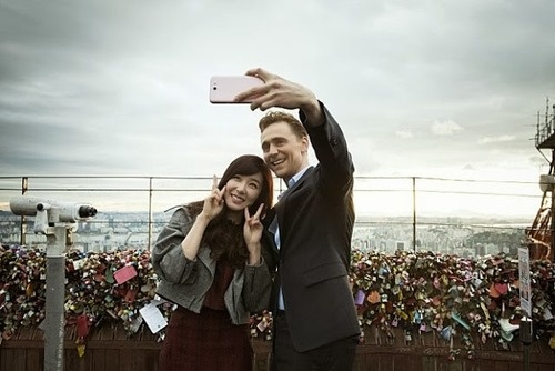 Tiffany cũng khiến nhiều fan nữ phải ghen tị khi chụp ảnh tự sướng cùng ngôi sao phản diện Tom Hiddleston. 