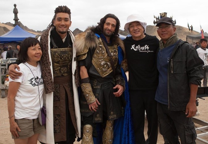 Hồi đầu tháng 8, Thành Long từng khoe ảnh chụp trên trường quay Dragon Blade cùng Siwon và Adrien Brody. 