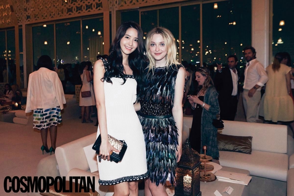 Cũng trong sự kiện này, Yoona khoe vẻ đẹp thanh lịch bên diễn viên Dakota Fanning.  