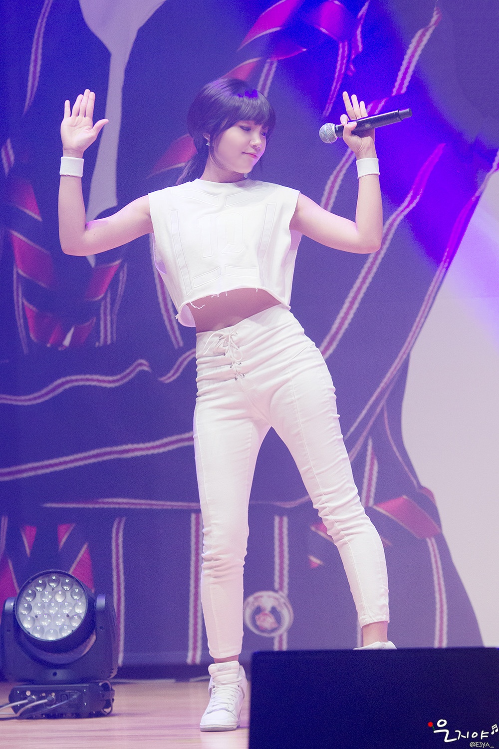 Với thân hình cân đối nhưng vẫn đủ khỏe khoắn hiện tại, Eunji có thể tự tin khoác lên người những bộ đồ bó sát, khoe như trên.