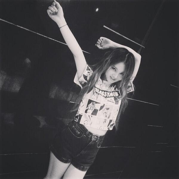 Bức ảnh Lee Hi chia sẻ trên trang cá nhân tháng 7 vừa qua cho thấy cô vẫn trong quá trình giảm cân. Thay cho vẻ bụ bẫm dễ thương, tay chân, thân hình thon thả giúp Lee Hi trở nên cá tính hơn hẳn.