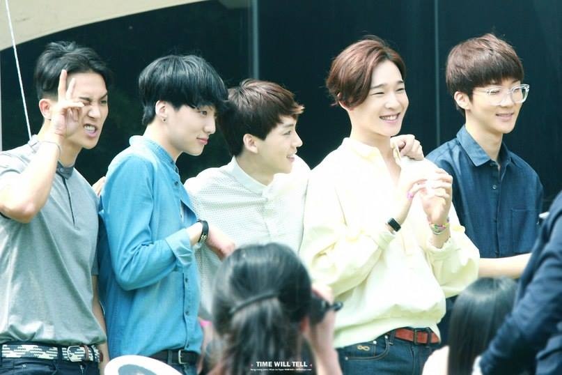 WINNER rạng rỡ và nhí nhố tại sự kiện ký tặng tại Busan, Hàn Quốc hôm 23/8.