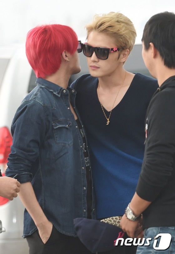 Junsu thân mật thì thầm cùng Jaejoong. Hai anh chàng sở hữu màu tóc rất bắt mắt.