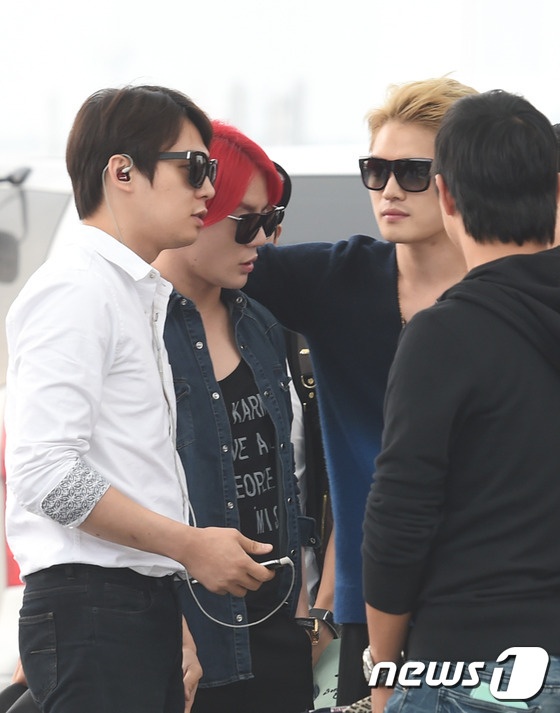 Ba chàng trai nhà C-Jes ăn mặc khá giản dị và thoải mái, nhưng vẫn không kém phần sành điệu.  Truyền thông Hàn Quốc cũng có mặt ở sân bay Incheon để đưa tin về chuyến lưu diễn ở Việt Nam của nhóm. 