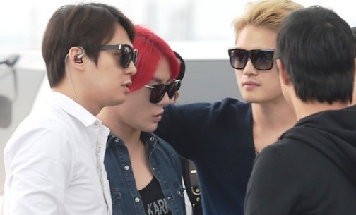 Nhom JYJ noi bat o san bay Han sang Viet Nam hinh anh