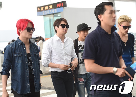 Concert của JYJ là một trong những sự kiện Kpop lớn tại Việt Nam trong năm nay. Người hâm mộ Việt sẽ được thưởng thức một chương trình biểu diễn mang tầm cỡ tour diễn châu Á. Hiện nay, người hâm mộ đang tập trung ở sân bay Tân Sơn Nhất để chào đón JYJ. 