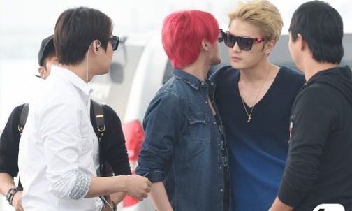 JYJ o san bay Incheon sang Viet Nam hinh anh