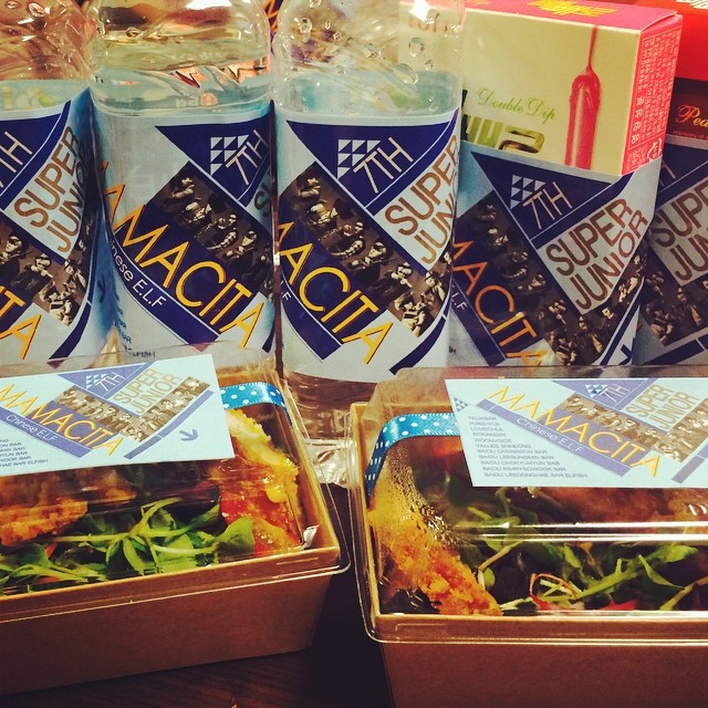 Shindong khoe ảnh Leeteuk và Eunhyuk lót dạ bằng đồ ăn fan tặng.