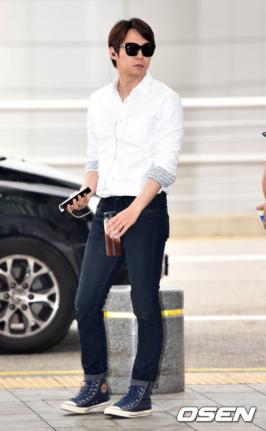 Yoochun còn cầm theo một chai nước nhỏ để uống.