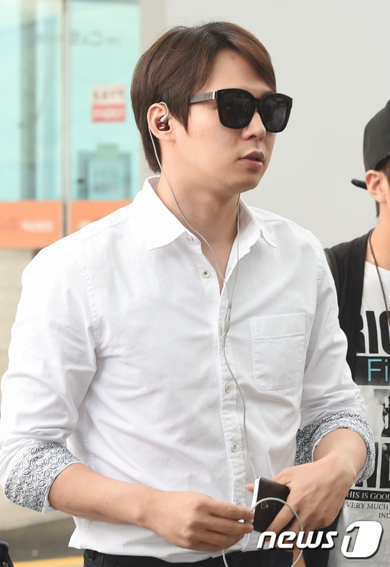 Trong 3 người, Yoochun chọn phong cách thời trang gọn gàng nhất.