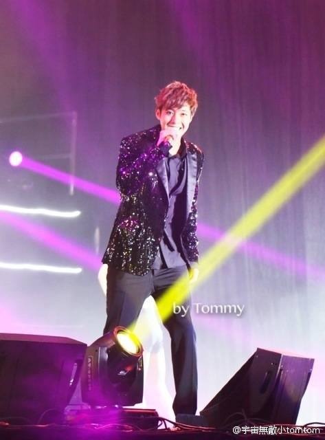 Kim Hyun Joong nở nụ cười trên sân khấu Quảng Châu.