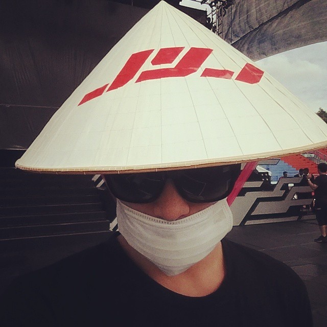 Jaejoong khoe ảnh đội nón lá trên mạng xã hội. Ảnh: instagram