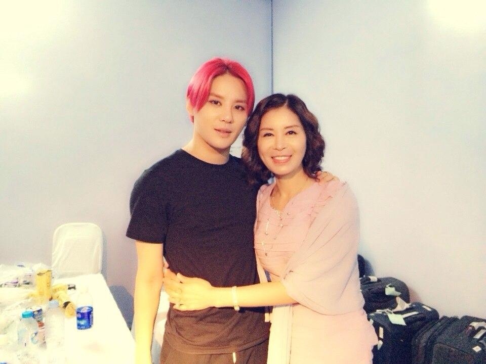 Mẹ Junsu đăng kèm ảnh chụp cùng con trai ở hậu đài.