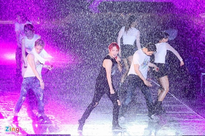 Jaejoong, Yoochun, Junsu diễn sung dưới mưa.