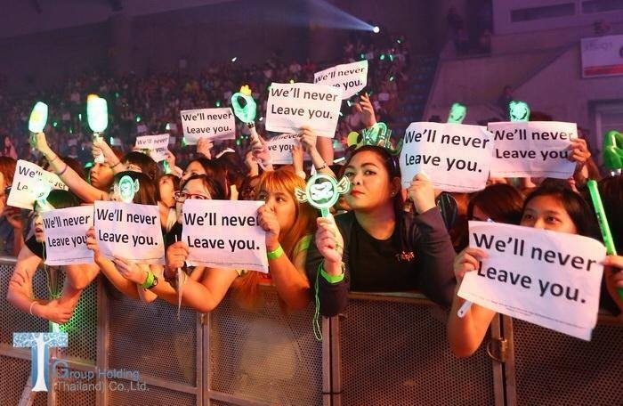 Concert của nam ca sĩ vẫn đông nghịt trước bão scandal.