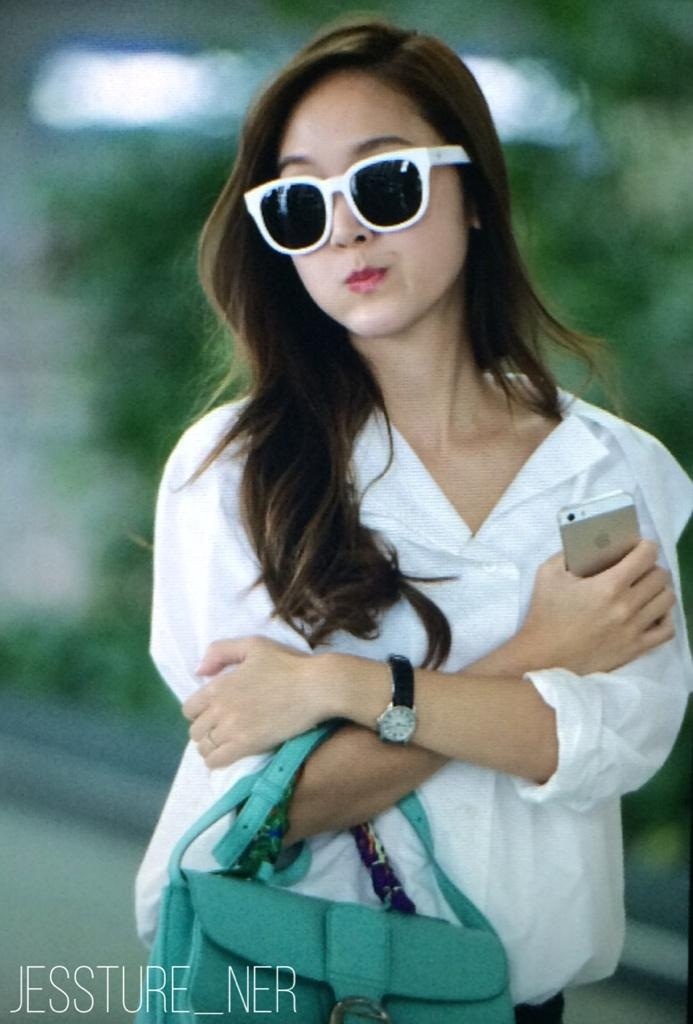 Cô chọn áo sơ mi, quần jeans giản dị, nhưng kết hợp sành điệu với chiếc kính râm viền trắng. Jessica mới khai trương nhãn hiệu thời trang riêng BLANC.