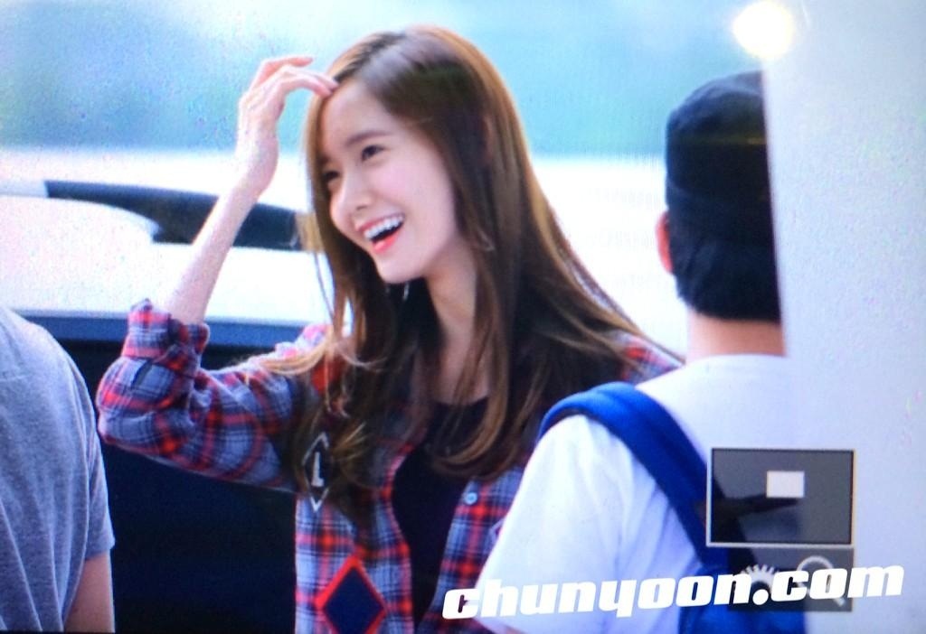 Yoona cũng tươi rói dù phải dậy sớm.