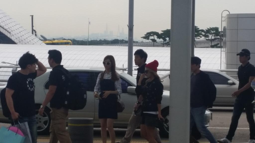 8 cô gái xuất phát từ sân bay Incheon khi trời còn tờ mờ sáng.