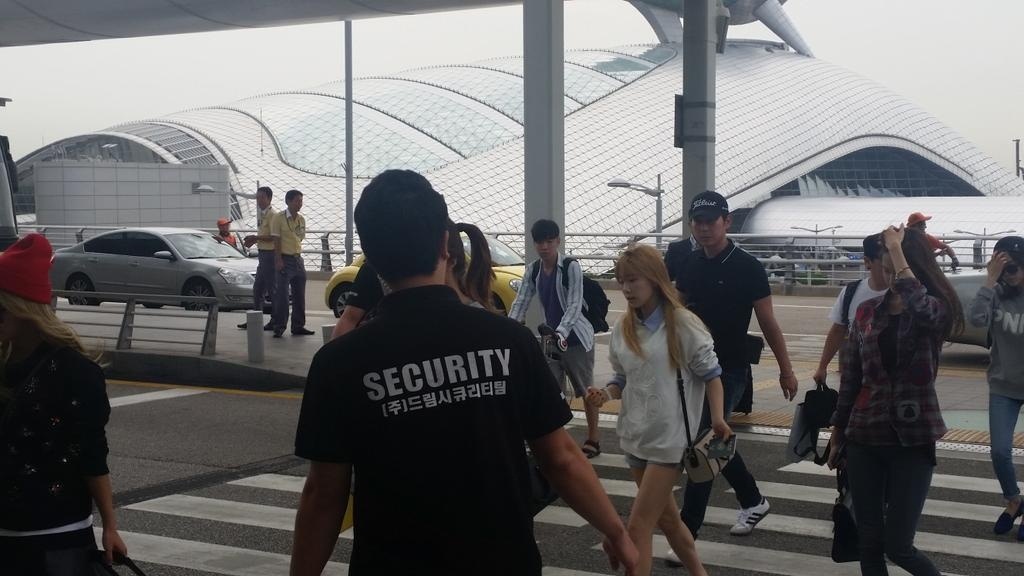 Tuy còn sớm, một nhóm fan ở Hàn đã có mặt để tiễn và chụp ảnh thần tượng.