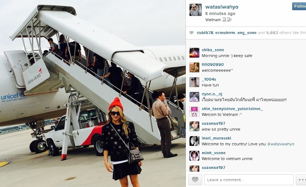Cô nhanh chóng chia sẻ ảnh chụp trước khi lên máy bay trên trang cá nhân, chào Việt Nam. Có lẽ Hyoyeon đặc biệt ấn tượng qua lần làm MC tại HEC Korea tháng 3 vừa qua ở TP.HCM.