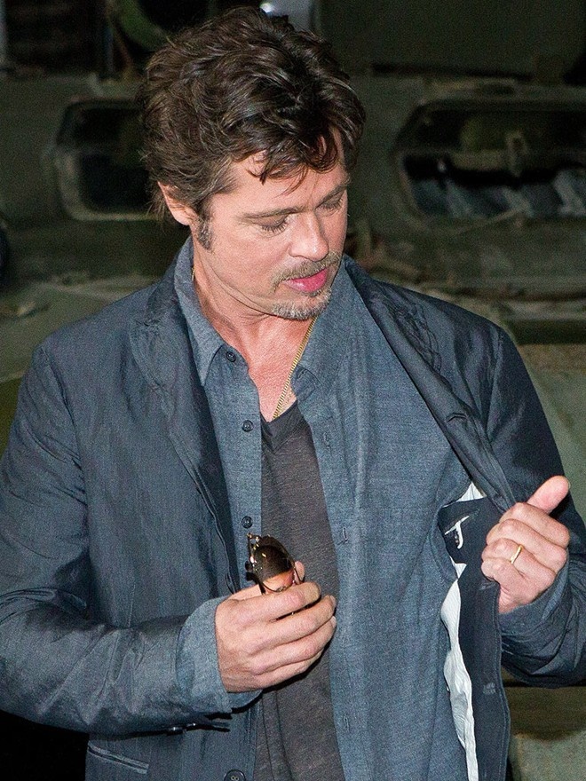 Brad Pitt khoe nhẫn cưới vào hôm 28/8.