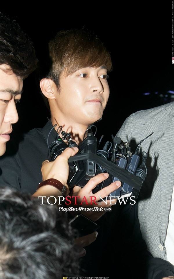 Kim Hyun Joong tỏ ra kiên nhẫn và lịch sự trước câu hỏi dồn dập của báo giới.