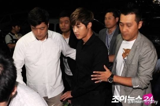Kim Hyun Joong đến đồn cảnh sát trong vòng vây của phóng viên.