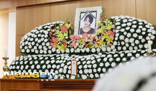 Quang cảnh chuẩn bị cho tang lễ của EunB.