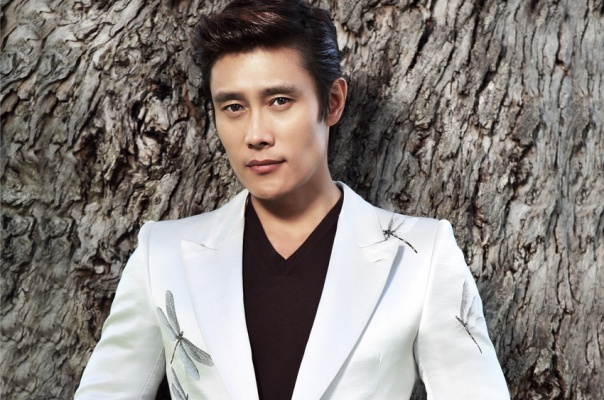 Lee Byung Hun dat nhieu cau hoi nhay cam voi ke tong tien hinh anh
