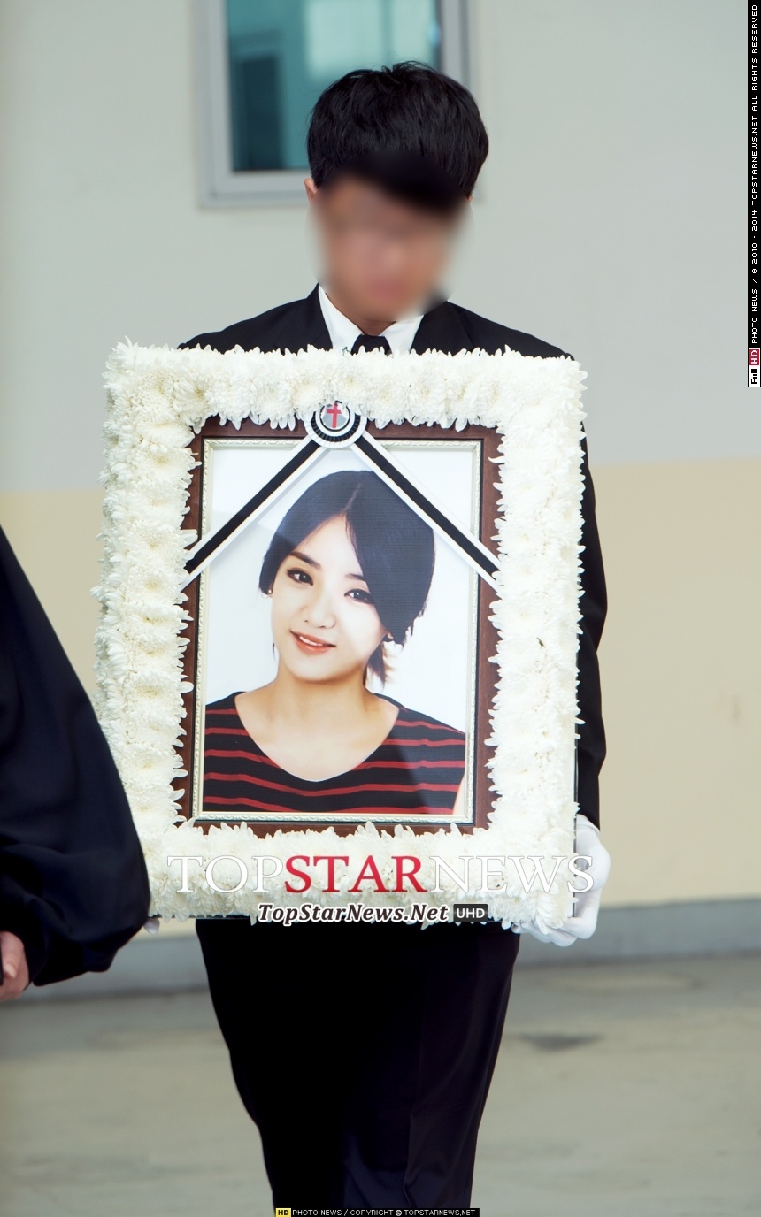 EunB (sinh năm 1992) thiệt mạng vào rạng sáng ngày 3/9 trong một vụ tai nạn giao thông, khi cô đang di chuyển từ Daegu về Seoul cùng các thành viên và người quản lý. 