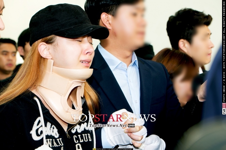 Zuny còn mang nguyên dụng cụ y tế cố định phần cổ, tuy nhiên, công ty Polaris Entertainment không nói rõ về tình trạng vết thương của cô. 