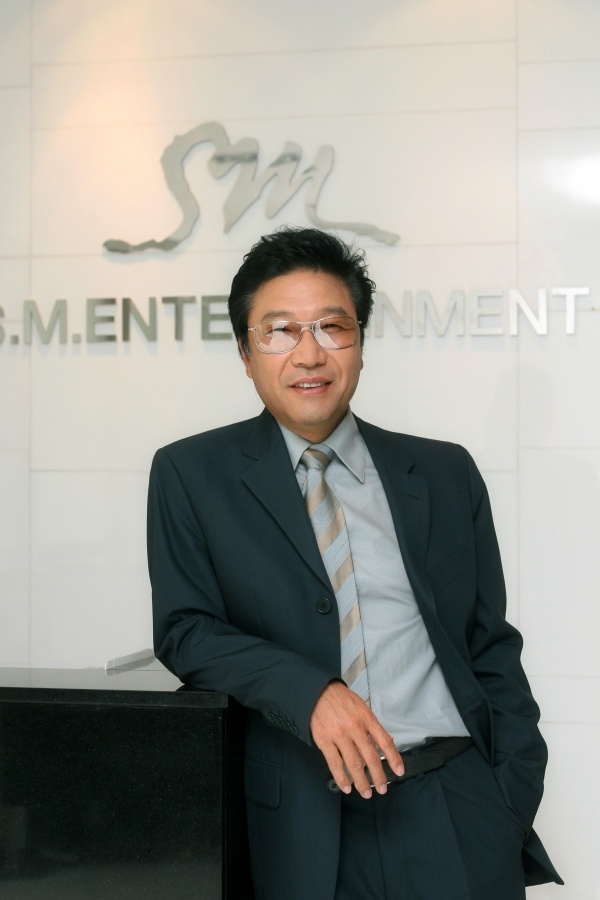 Người thầy của loạt idol đình đám của Hàn, Lee Soo Man, xếp thứ 5.