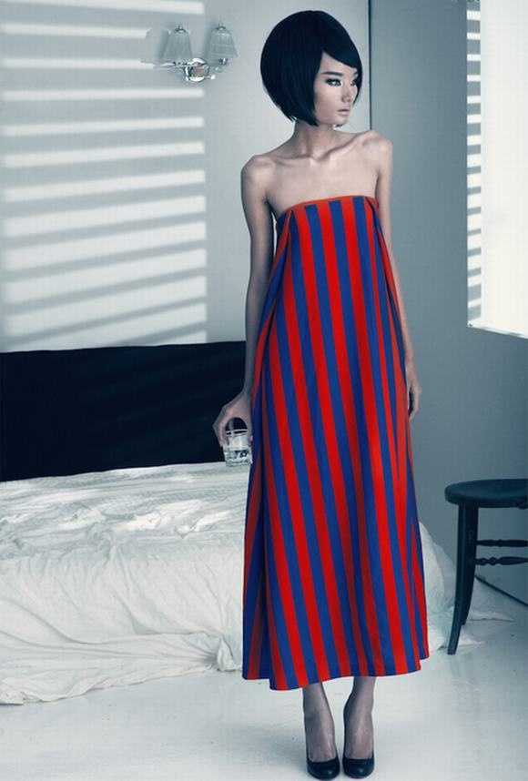 Người mẫu có tiếng Lê Thúy hoàn toàn phô vóc dáng gầy đáng báo động khi mặc váy quây khoe vai trần.