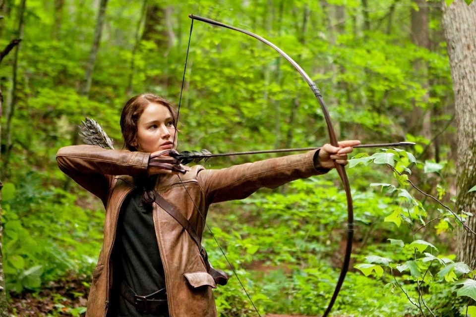 Trong The Hunger Games, Katniss Everdeen là một cô gái 16 tuổi có tài bắng cung siêu đẳng, sống tại quận 12, ở quốc gia Panem, vốn là Bắc Mỹ trước đây.