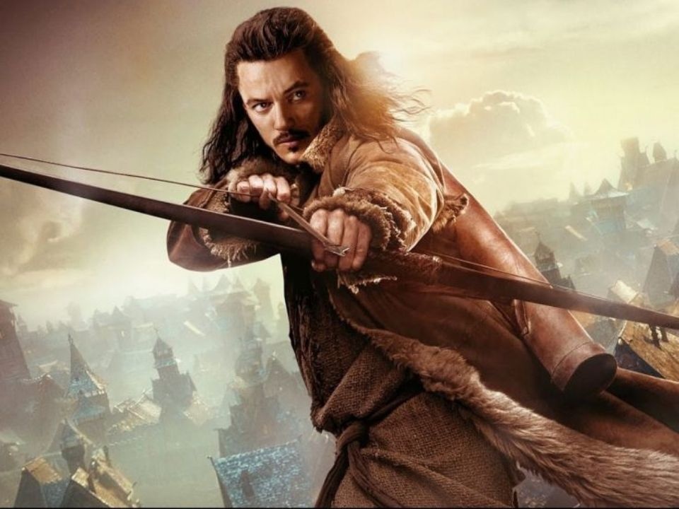 Trong The Hobbit 2: The Desolation of Smaug, Bard Cung Thủ là một cung thủ thiện nghệ, hậu duệ của thống lĩnh Girion xứ Dale, xứ sở bị rồng ác Smaug hủy diệt.