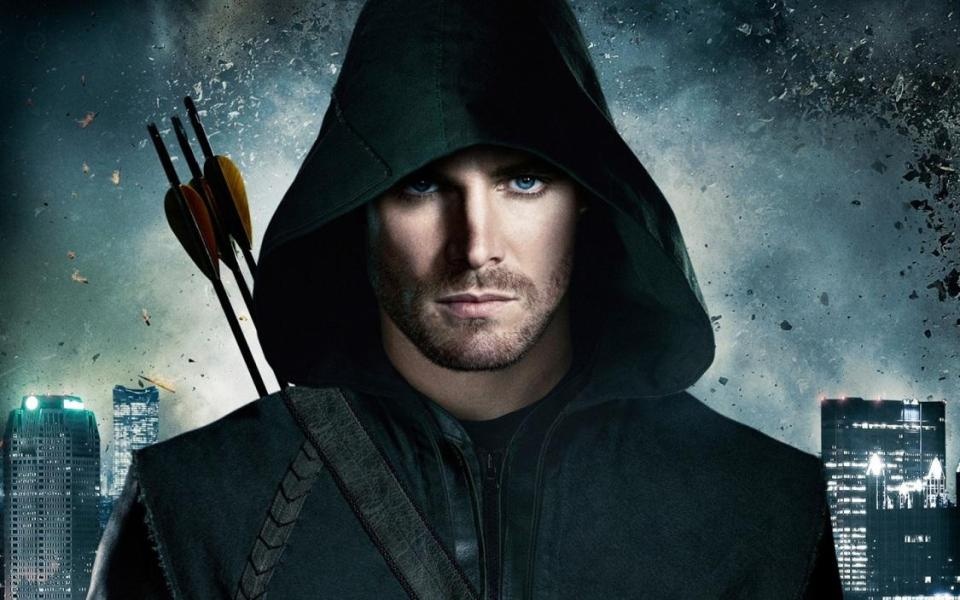 Sau một tai nạn đắm tàu, tỉ phú Oliver Queen (Stephen Amell) bị mất tích và được kết luận tử vong. Thực tế, anh sống trên một hòn đảo hẻo lánh ở Thái Bình Dương gần năm năm.