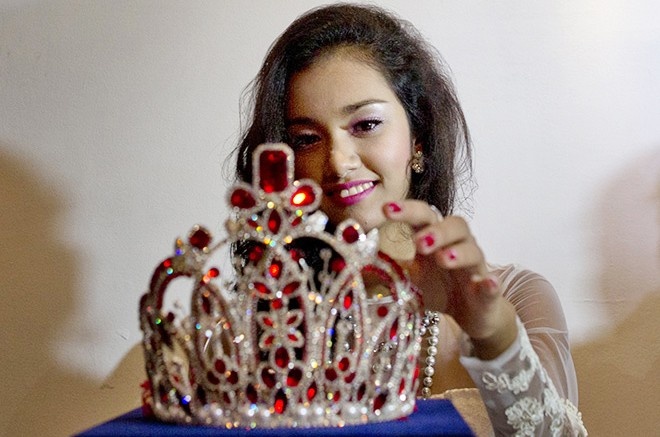 Ban to chuc to ‘hoa hau bo tron’ vay tien y ta mua ao nguc hinh anh