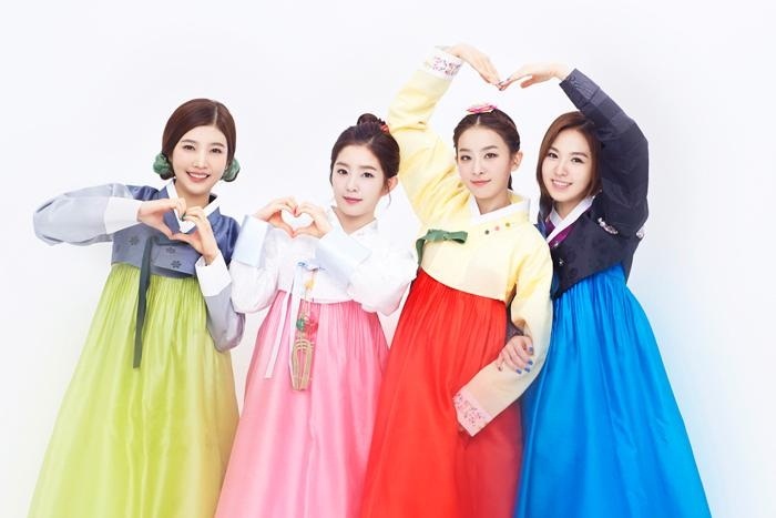 Red Velvet xinh tươi trong tấm hình mặc hanbok chung đầu tiên của nhóm. Nhóm nhạc nữ mới nhất của công ty SM Entertainment mới ra mắt hồi tháng 