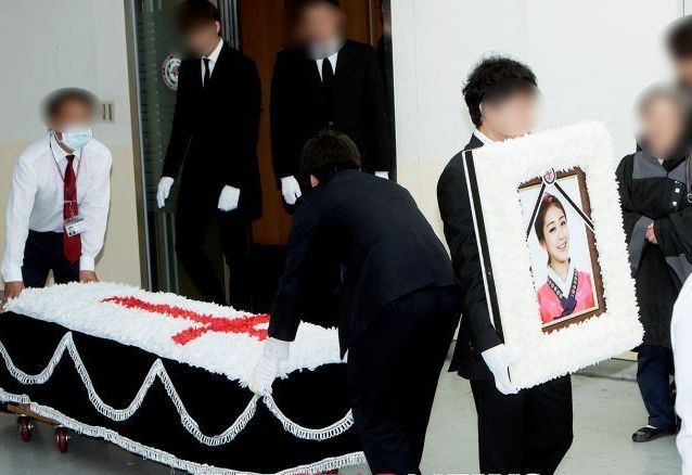 Thanh vien Ladies' Code ngoi xe lan dua tang Kwon RiSe hinh anh