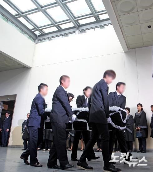 Sau lễ hỏa táng ở Hàn Quốc, cha mẹ RiSe sẽ đưa tro cốt cô về Nhật Bản. Một tang lễ riêng tư giữa gia đình, họ hàng và bạn bè sẽ được tổ chức ở đó, trước khi đưa cô về nơi an nghỉ cuối cùng.